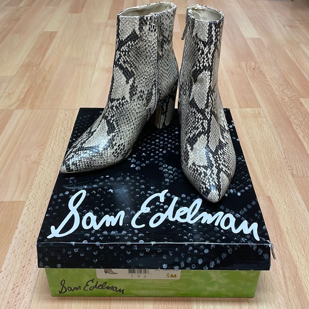 NIB Sam Edelman Hilty Bootie in Snakeskin print. Size 5.
